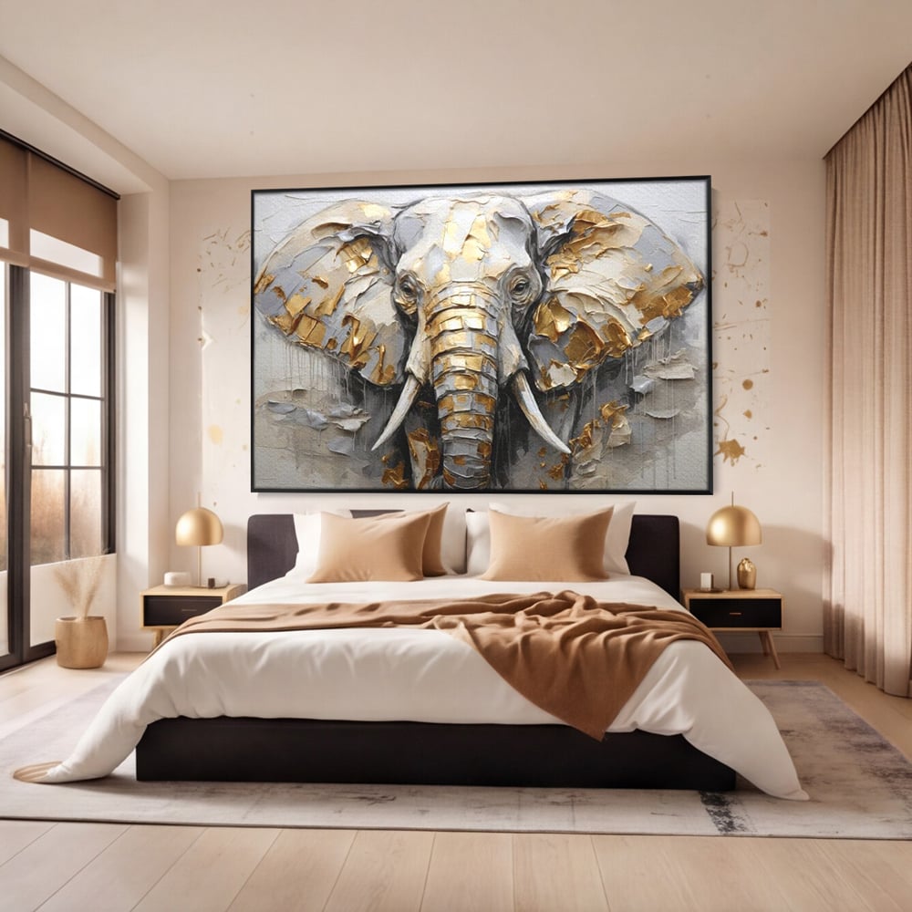 Tablou canvas cu tablou canvas cu cap de elefant in relief si insertii aurii, in rama de aluminiu negru, pe perete intr-un dormitor